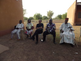 Inauguration de l'école éclairée de Manega: le directeur, l'institutrice, Olivier Lesne,(EDA) Bernard Sawadogo (ABT-Burkina) et Naba Panatigri (chef traditionnel)