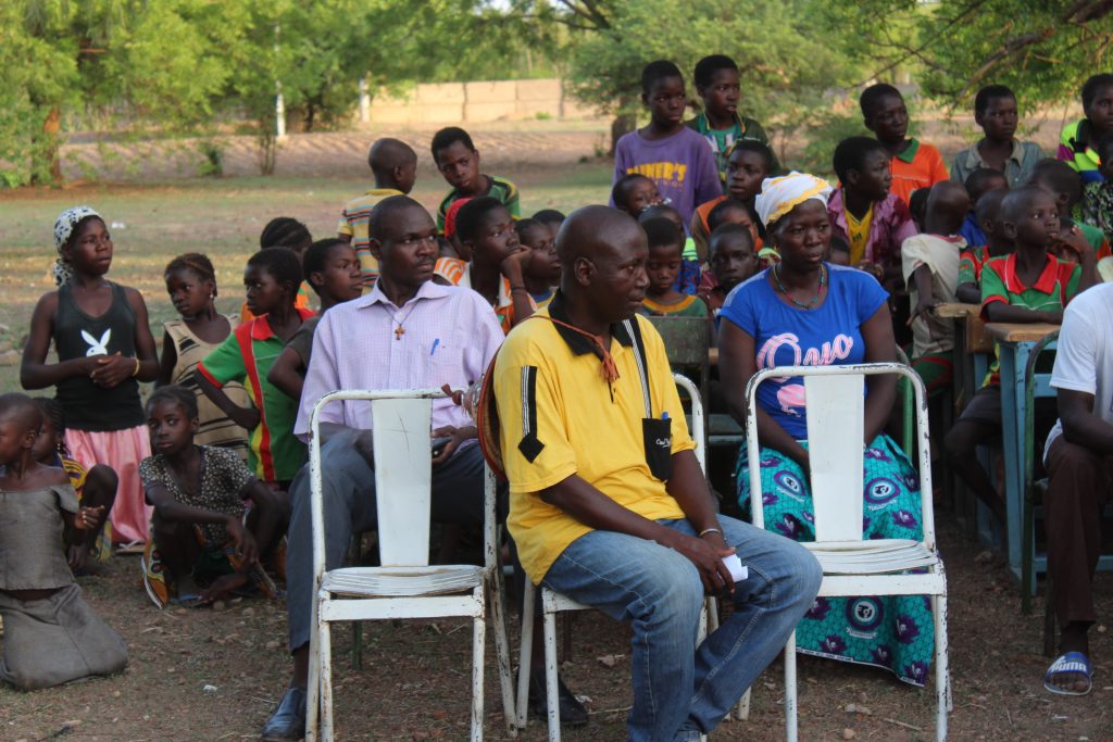 Le public attentif lors de l'inauguration de l'installation photovoltaïque de l'école de Manega.