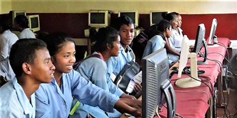 Une centaine de lycées à Madagscar sont progressivement équipés en ordinateurs, et sont friands de Mooc. 