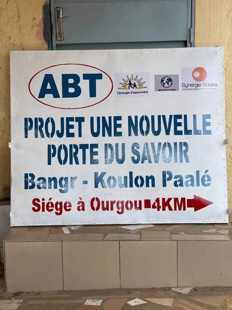 Le panneau sur la route principale indique en sus d'ABT, les trois sources de financement: L'Energie d'Apprendre, l'Agence des micro-projets et Synergie Solaire. 